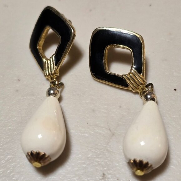 VTG 60s Gold Tone &Black Enamel White Tear Drops Earrings 14 - Picture 1 of 3